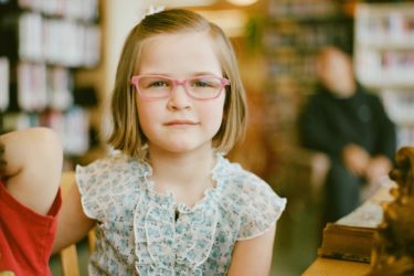 Mon enfant voit flou de loin. Est-il possible de freiner l’apparition d’une myopie ?