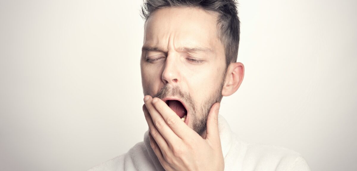 homme ayant des douleurs dans la mâchoire